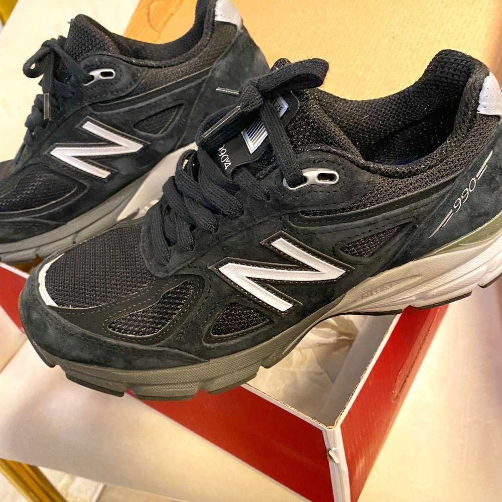NEW BALANCE 990 v5 Sneakers Size 7.5 (Black)